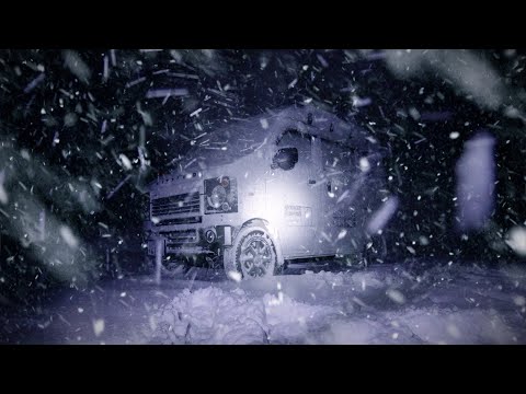 Видео: Оставаясь в машине ночью, когда шёл сильный снегопад, один и напуганный
