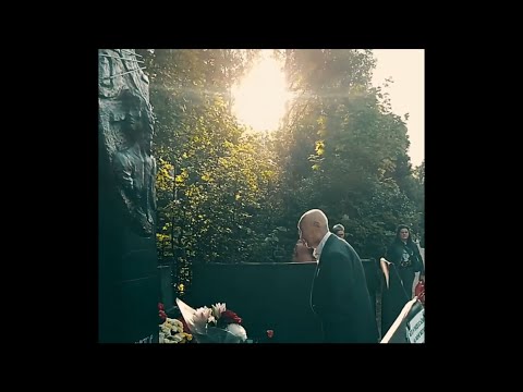 Видео: Отец Виктора Цоя на могиле сына (15.08.2025) Богословское кладбище | Санкт-Петербург |