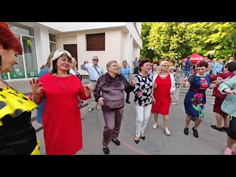 Видео: 19.05.24г ..."Цыганочка Яночка".... звучит на танцполе в Гомельском парке... 💃💃💃
