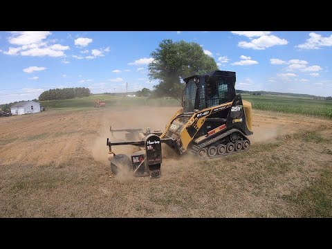 Видео: Грейдер ASV RT40 и грабли Harley для участка площадью 1/2 акра