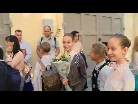 Видео: Торжественная линейка в АРБ им. А.Я. Вагановой