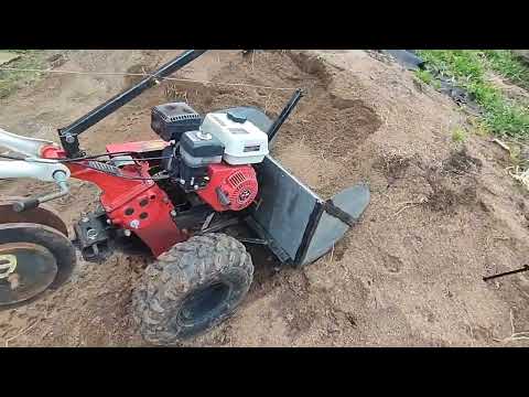 Видео: Работа лопаты мотоблока с песком, готовлю плиту фундамент