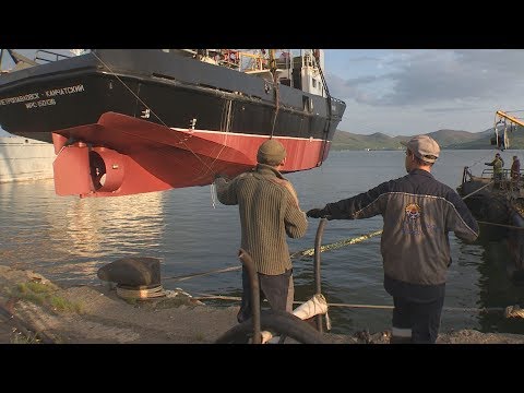 Видео: Спуск судов на воду в Вилючинске