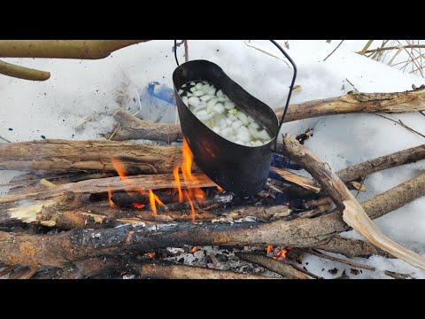 Видео: Зимняя рыбалка. Хороший отдых на природе, наловили ершей на уху, сварили суп с тушёнкой.