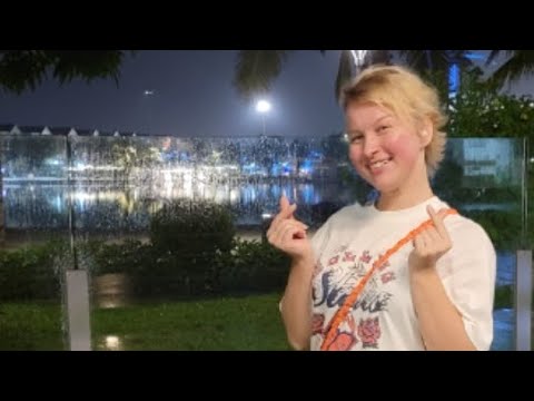 Видео: Разговорная прогулка после еды в безлимитном кафе