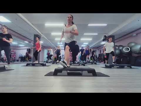 Видео: СТЕП АЭРОБИКА ЦЕЛАЯ ТРЕНИРОВКА / STEP AEROBICS