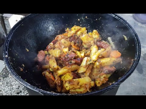 Видео: КАРТОФЕЛЬ ПО-ОХОТНИЧЬИ С КОПЧЕНЫМИ КОЛБАСКАМИ В КАЗАНЕ!