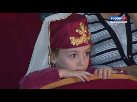 Видео: "День адыгского костюма" (на черкесском языке)