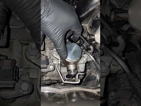 Видео: Как заменить топливный насос высокого давления на Infiniti QX80/Armada 2014 года ЛЕГКО, не снимая...