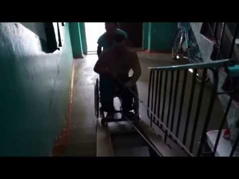 Видео: на инвалидной коляске -преодоление лестниц