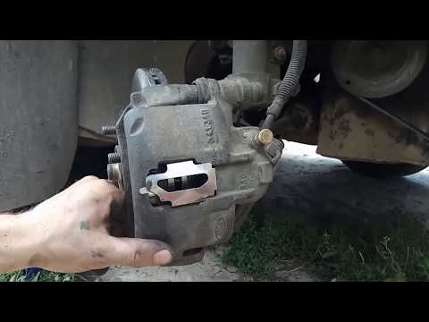 Видео: Замена тормозных колодок FORD escort