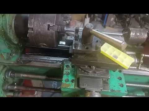 Видео: Токарный станок ТВ 7М. Нарезаю левую трапециидальную резьбу.