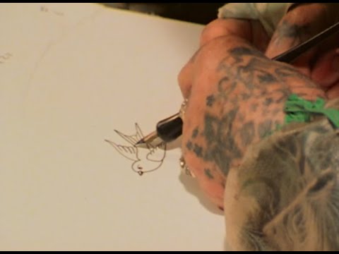 Видео: Стоуни Сент-Клер делает татуировки клиентам и общается с Доном Эдом Харди