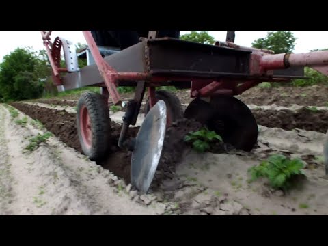 Видео: Самодельный адаптер для дисковых окучников с регулировкой глубины! Работаем с удовольствием!