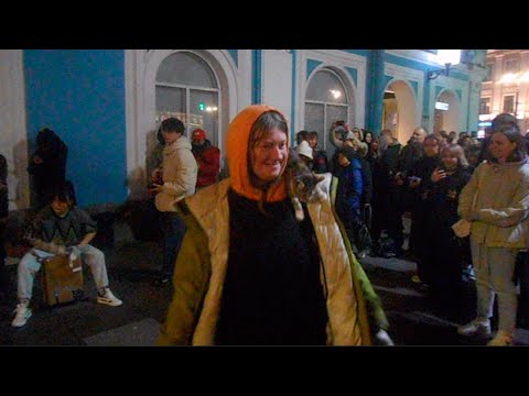 Видео: Уличные музыканты Питер Дима, Матвей и Алиса на Невском 25 октября ч5 - Кукла колдуна