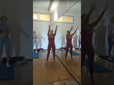 Видео: Мягкая практика женской йоги на 30 минут