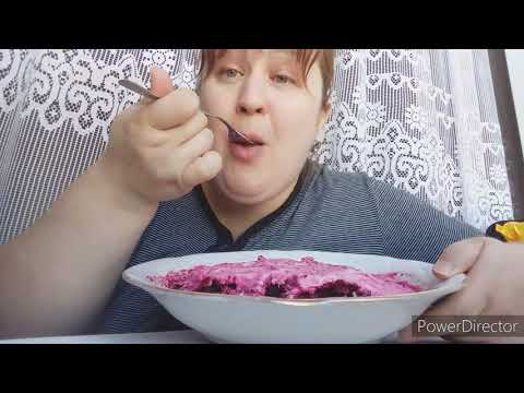Видео: Мукбанг салат селёдка под шубой😋😋😋