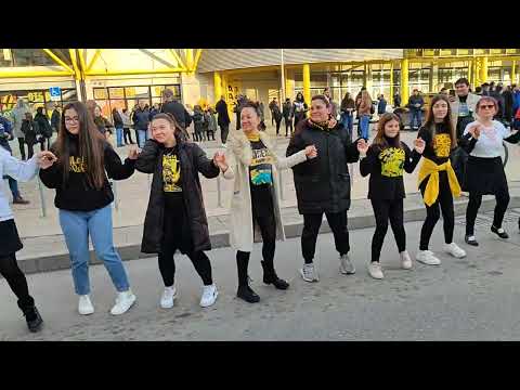 Видео: Тракийско право хоро пред стадион "Ботев" - благотворително хоро в подкрепа на Вени