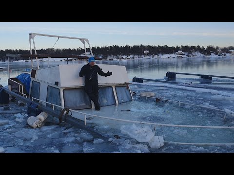 Видео: подъем затонувшего корабля в Швеции. утонула моторная яхта. lifting of a sunken ship in Sweden.