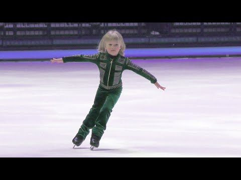 Видео: Арсений Плющенко очень любит кататься. А  девочки любят Арсюшу