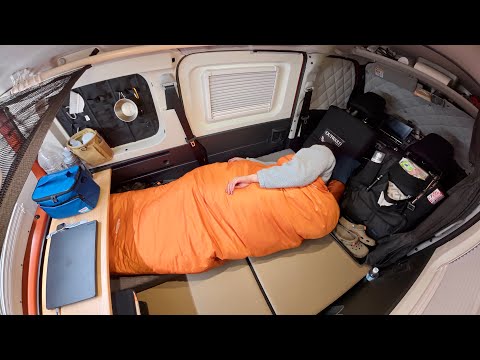 Видео: Автомобильный кемпинг с использованием небольшого легкого фургона в качестве секретной базы.