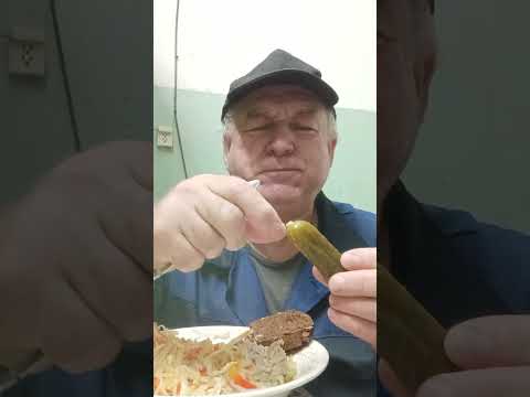 Видео: На ужин, вермишель с курицей и салат с белокочанной капусты. Приятного всем аппетита.