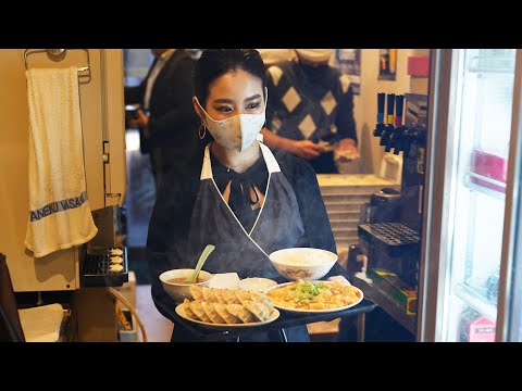 Видео: Гигантское мясо! Жареный рис и рамэн от прекрасного мастера - японская уличная еда