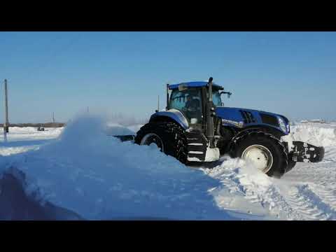 Видео: Бегу СПАСАТЬ БАБУЛЮ! Деревня под снегом! ЧИСТКА СНЕГА ОГРОМНЫМ ТРАКТОРОМ!