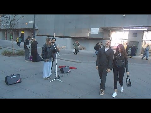 Видео: Уличные музыканты Питер Лера NotBerry и Дима на Малой Конюшенной 7 октября ч1 - Седьмой лепесток