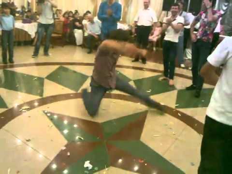 Видео: Молодые лезгины красиво танцуют лезгинку.