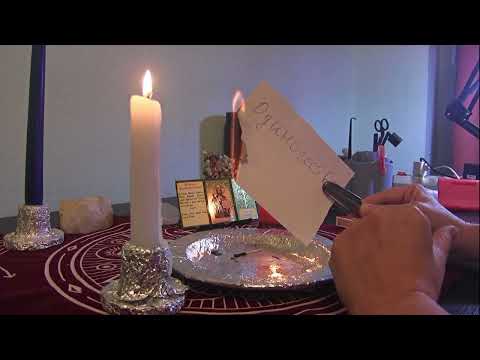 Видео: Очень простой ритуал / Сжигаем бумажку с одиночеством