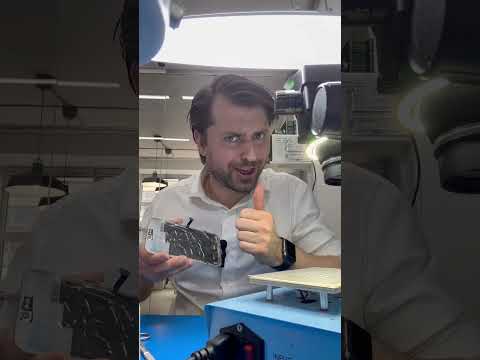 Видео: Полная версия: Кринжер из Далласа меняет стекло прямо на дисплее iPhone 15 Pro Max всего за 35900₽