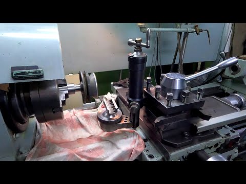 Видео: Заточка резцов в приспособлении на токарном станке