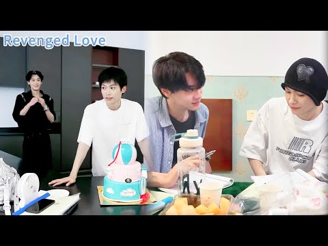 Видео: Босс смотрит страстно💘 Молодой целуется первым, он тихо спрашивает: «Ты хочешь кого-то другого?» 🔥