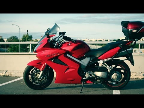 Видео: Honda VFR800 обзор. Дорожный универсал