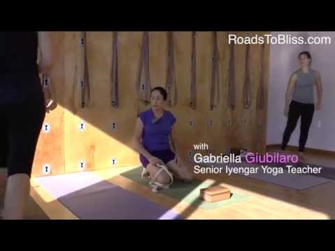 Видео: Габриэлла Джубиларо преподает Пинча Маюрасану в традиции Айенгара