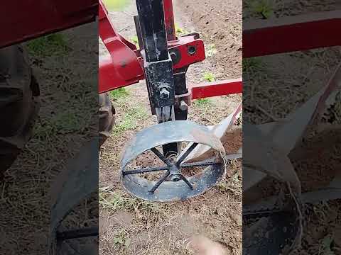 Видео: Вспашка огород мотоблоком