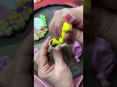 Видео: Анютины глазки из айсинга. Продолжение урока Анжелы Шишкиной