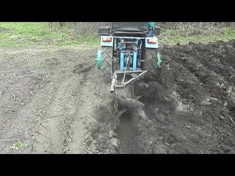 Видео: Минитрактор малютка пашет 2х корпусным плугом