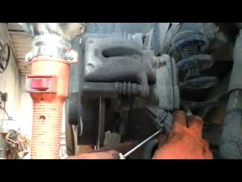 Видео: Renault Megane III 2010 год 1.5 dci замена задних колодок.
