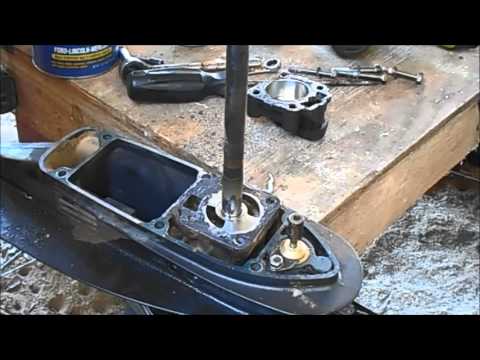 Видео: Как заменить крыльчатку водяного насоса подвесного мотора Tohatsu - Nissan