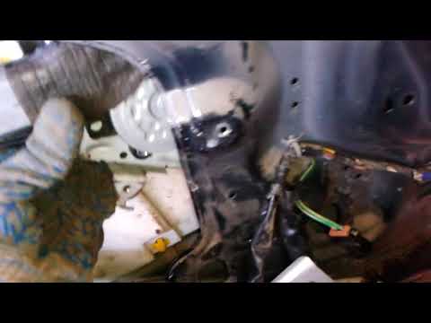 Видео: разбираю собираю дверь на ниссан альмера классик