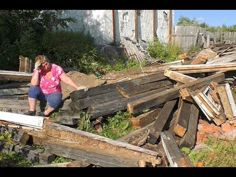 Видео: Соседи вертели пальцем у виска, а она разбирала баню в деревне