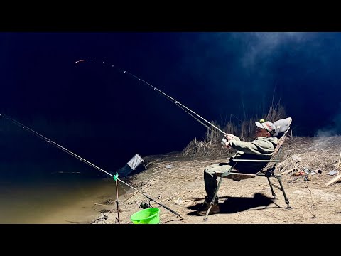 Видео: ЗАКИНУВ ФІДЕР ПІД НОГИ І ПОЧАЛОСЯ. Рибалка на фідер з ночівлею