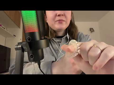 Видео: ASMR АСМР 👜 Что в моей сумке / What’s in my purse / болталка / таппинг / мурашки