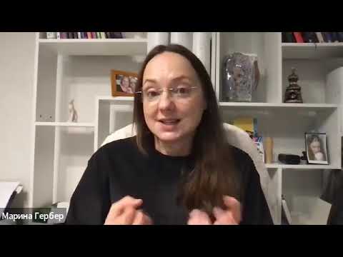 Видео: Подросток обклеивает стены постерами.