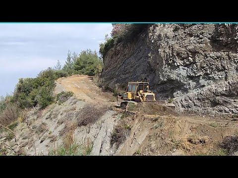 Видео: РАБОТА БУЛЬДОЗЕРА ПО ОТКРЫТИЮ НОВОЙ ПРОЕЗДНОЙ ДОРОГИ В ЛЕСУ #komatsu #caterpillar #бульдозер #работа