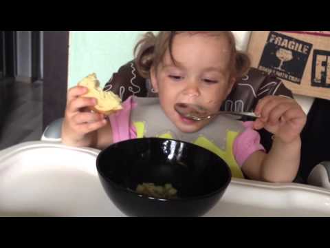 Видео: Ест суп