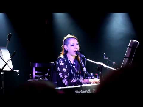 Видео: Лусинэ LOU Геворкян - Устала (акустика)