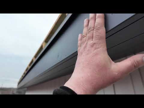 Видео: Свесы кровли.Подшив крашеной доской.